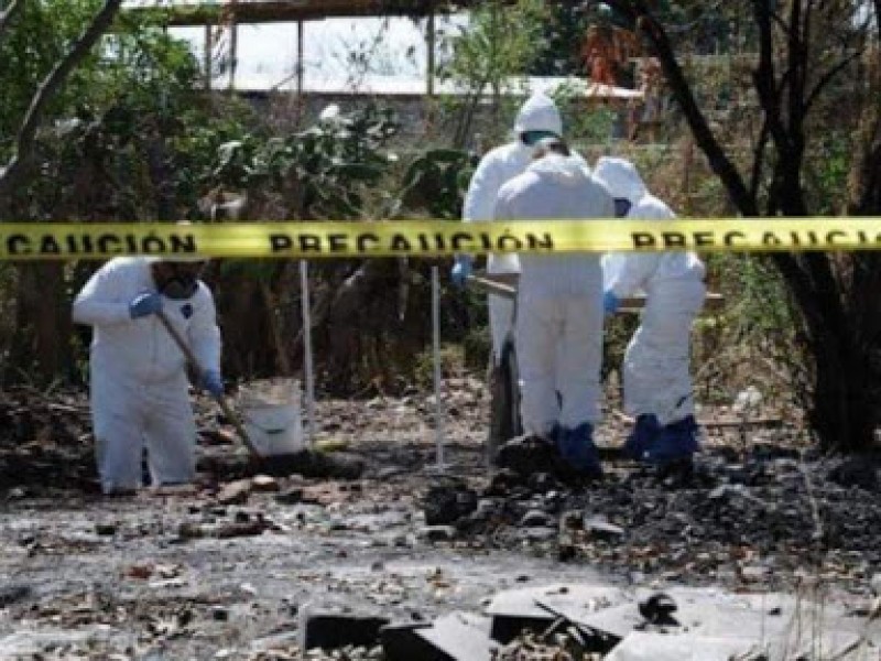 Hallan en Michoacán fosa clandestina con 12 cuerpos en