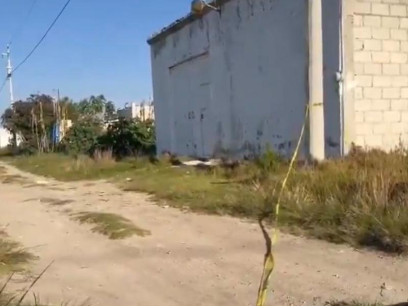 Hallan hombre maniatado con narcomensaje junto a centro de salud