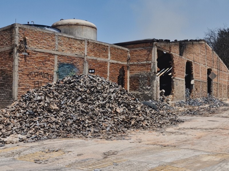 Hallan indicios de persona no localizada en empresa de aerosoles incendiada