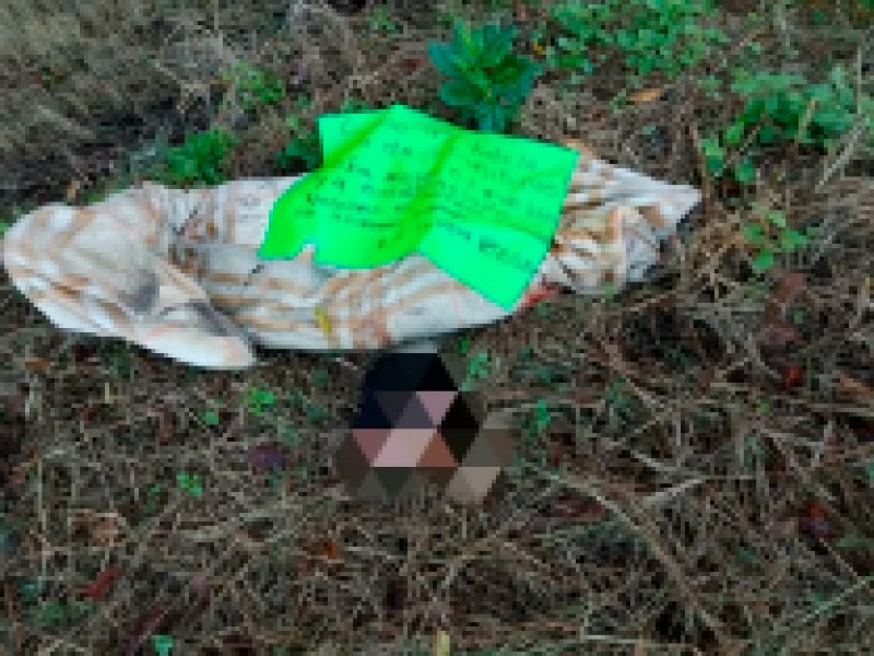 Hallan restos humanos con mensaje amenazante en Yanga