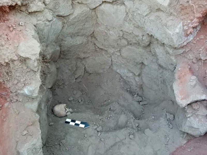 Hallan restos óseos en tumba troncocónica en Cantona