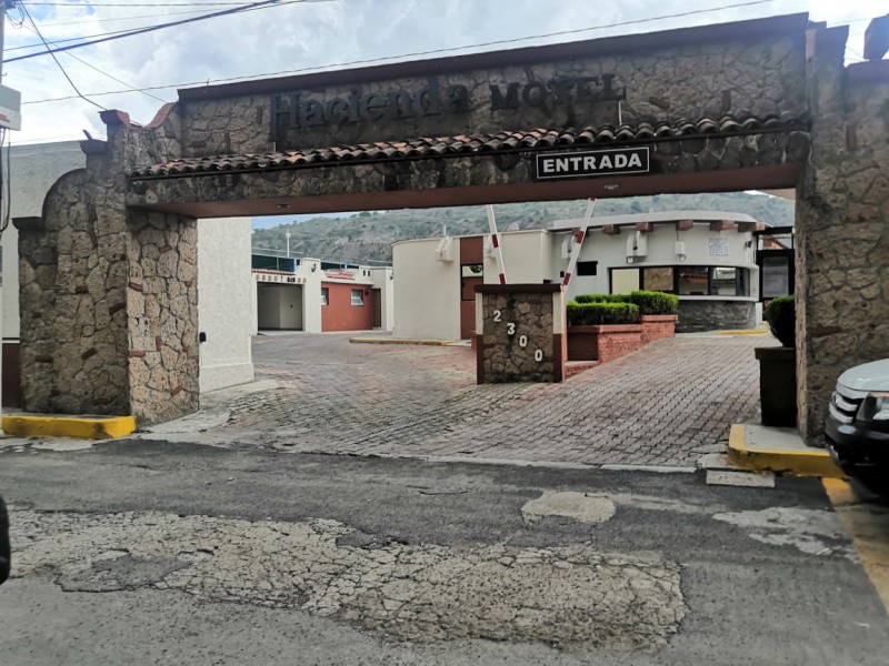 Hallan sin vida a pareja en habitación de motel