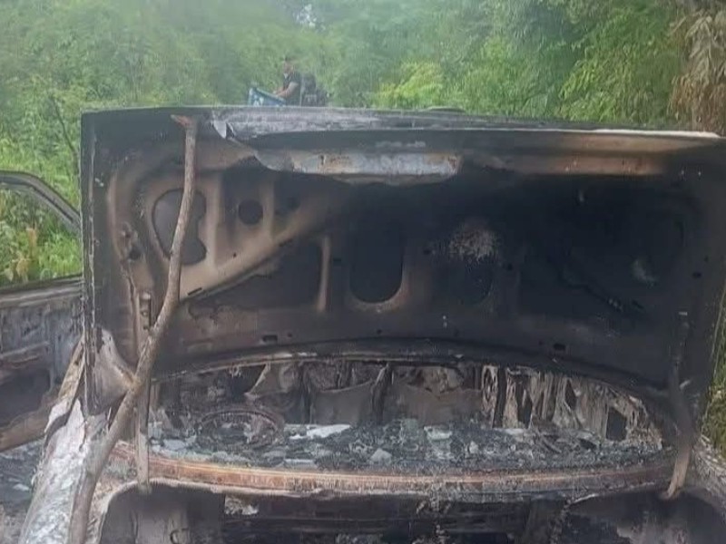 Hallan tres cuerpos calcinados dentro de un taxi en Acapulco