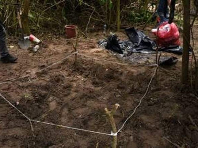 Hallan tres cuerpos en fosa clandestina en Chocamán