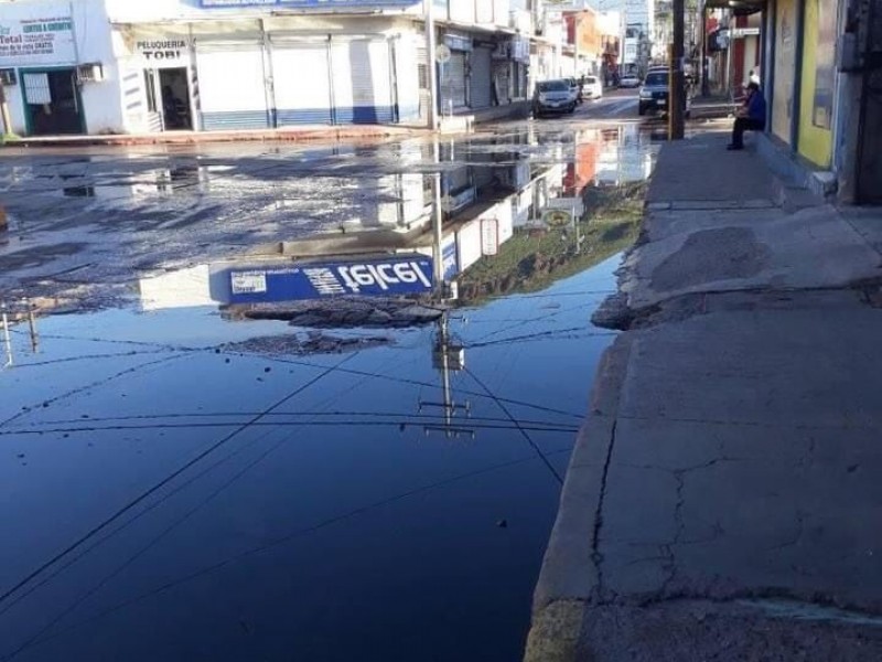 Hartazgo de comerciantes por fugas de drenaje en el centro