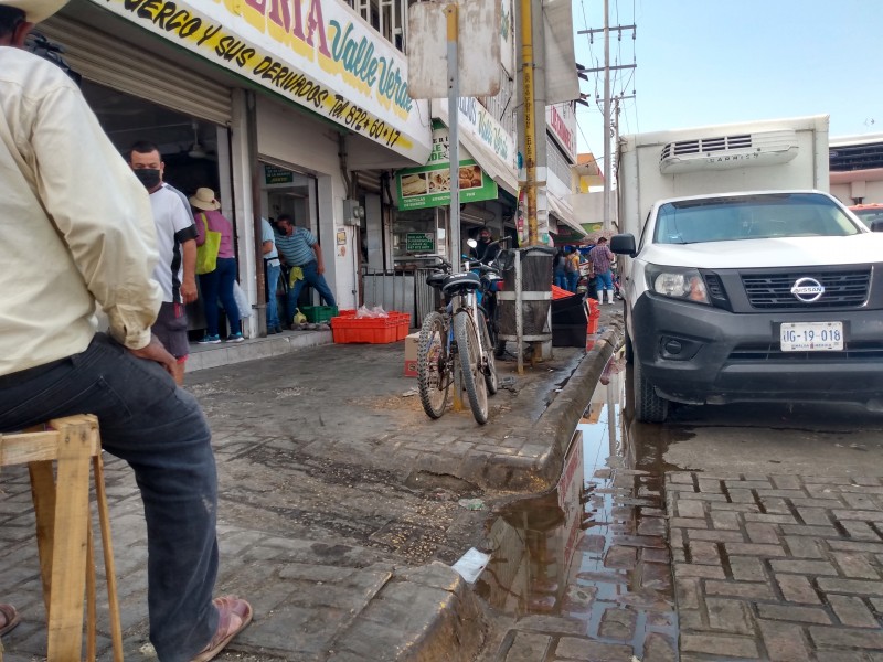 Hartos de aguas negras, piden a Jumapag regular a locatarios