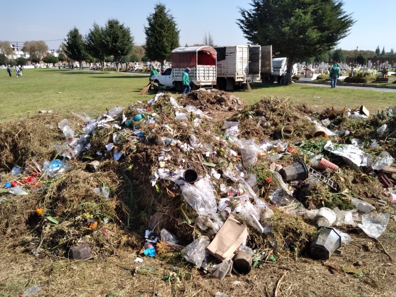 Hasta 100 toneladas de basura en panteón municipal de Toluca