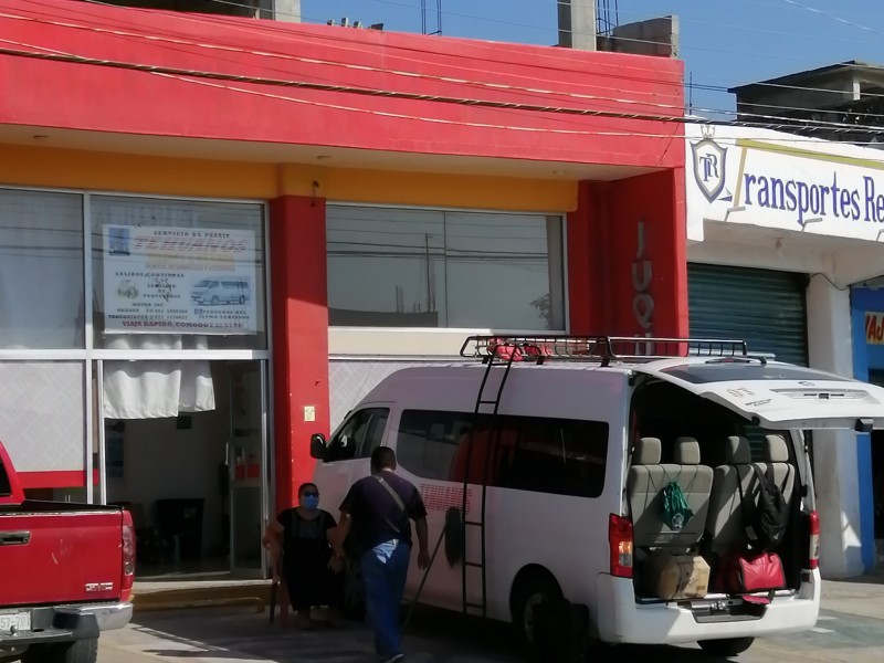 Hasta $40,000 al día pierden urvans de Tehuantepec por bloqueos