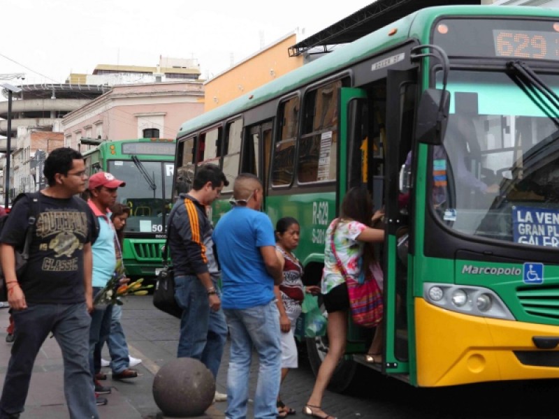 Hasta 45 minutos demoran unidades de transporte público