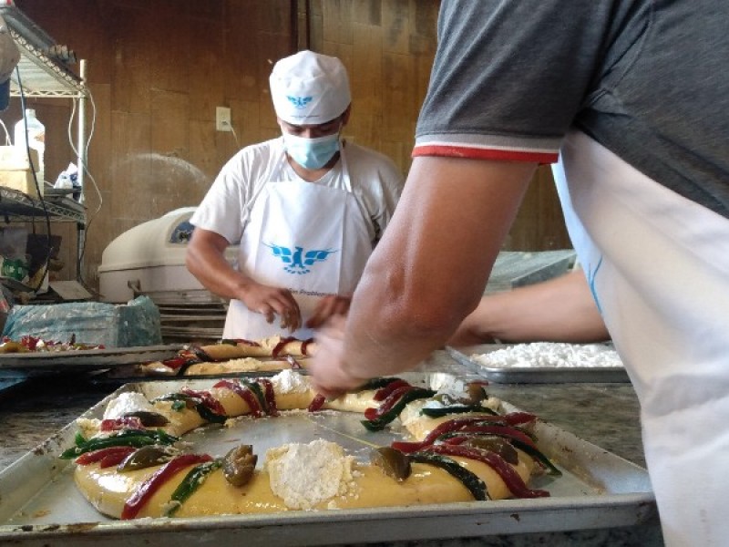 Tepicenses preservan la tradición de compartir la Rosca de Reyes