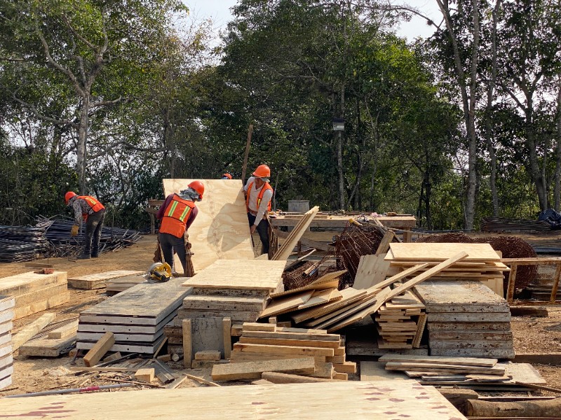 Hasta 50 horas semanales trabajan obreros en Veracruz