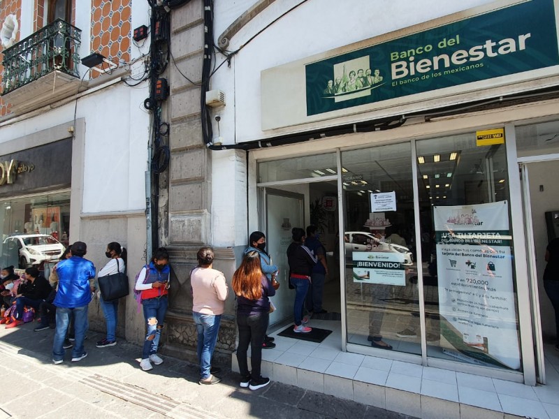 Hasta 6 horas esperan pagos en el Banco del Bienestar