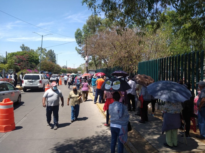 Hasta 700 personas hacen fila en CU para aplicarse vacuna