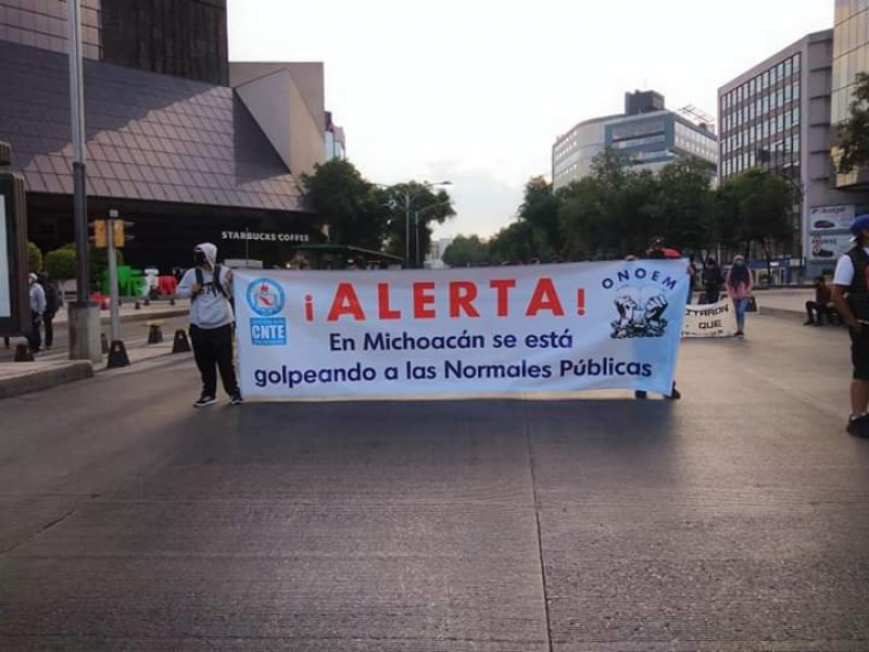 Hasta CDMX llegan normalistas para exigir liberar a detenidos