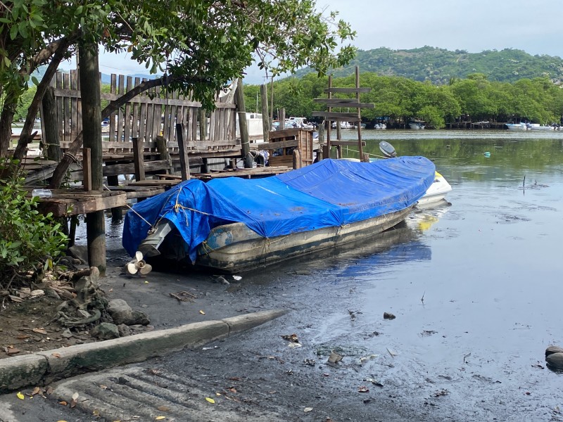 Hasta cinco metros de azolve calculan pescadores en Las Salinas