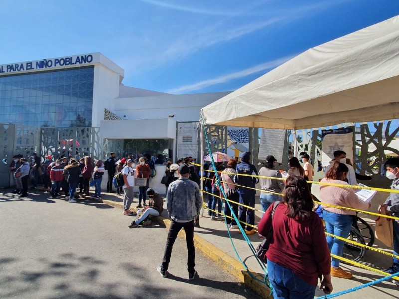 Hasta dos kilómetros abarcan filas para vacunación en HNP