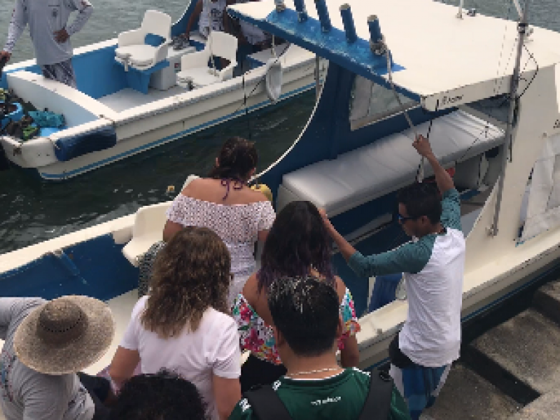 Hasta mil turistas al día transportan lancheros