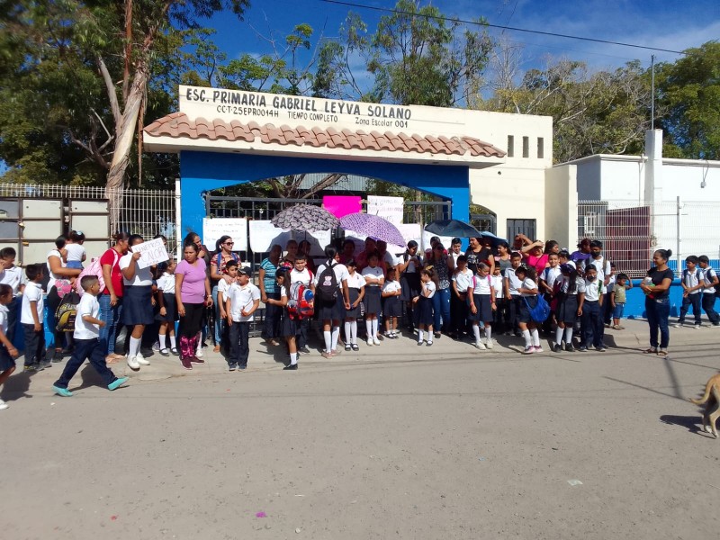 Padres de familia mantienen tomada la primaria Gabriel Leyva