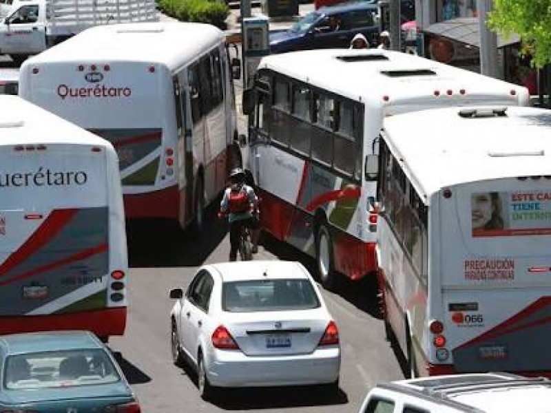 Hasta una hora de espera por un camión