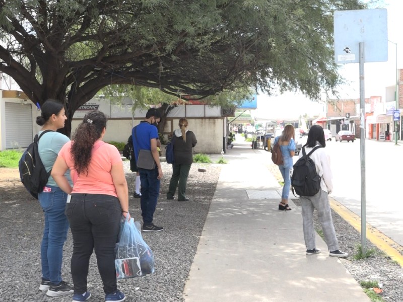 Hasta una hora esperando el camión en Héroes de León