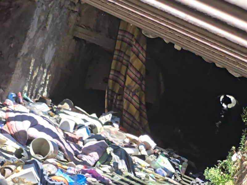 ¡Hasta viven ahí! Rejilla pluvial saturada de basura