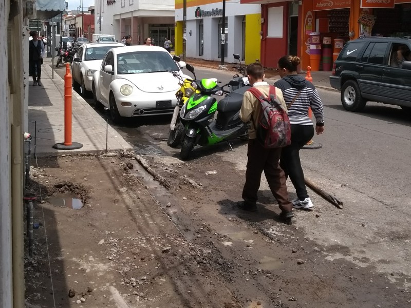 Hay desinformación y molestia por rehabilitación de banquetas