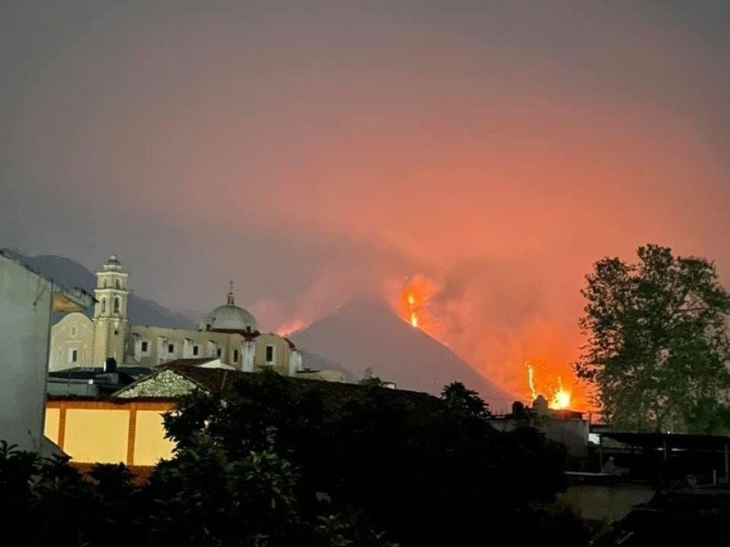 Hay dos incendios activos en municipios de Puebla