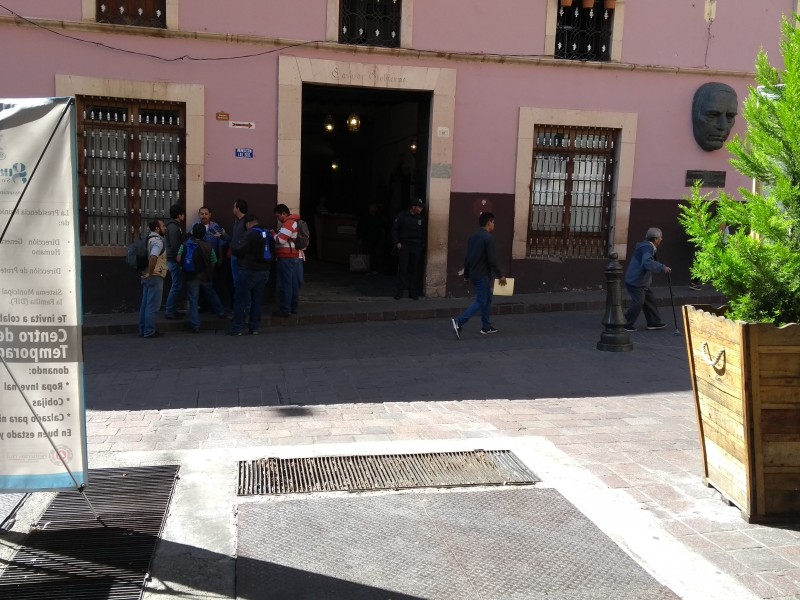 Hay fetidos olores frente a la presidencia municipal