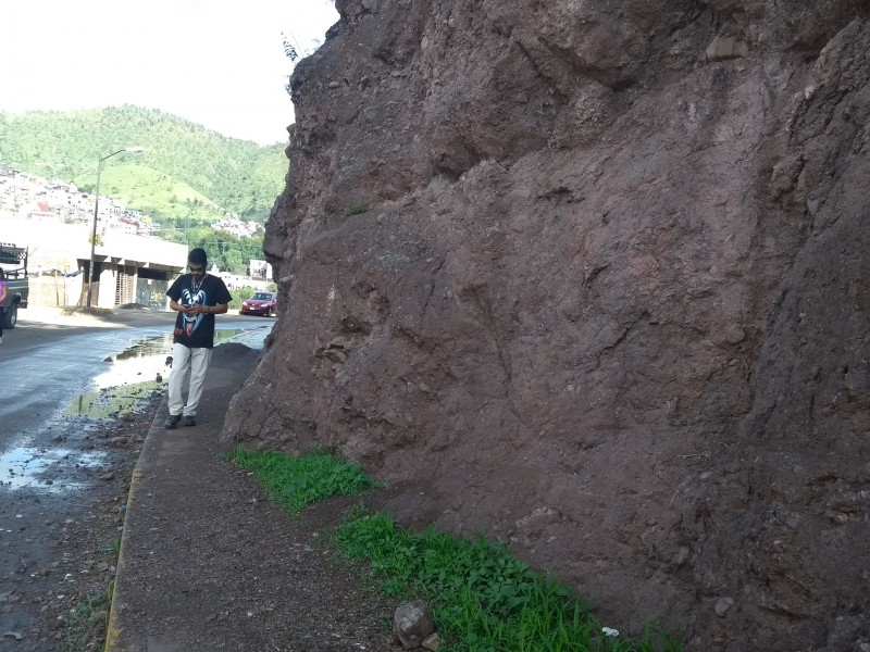 Hay peligro por desprendimientos de tierra y piedras