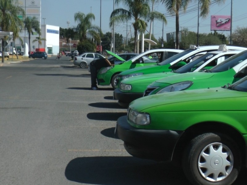 Hay suficientes taxis en Guanajuato, pero hace falta regularlos