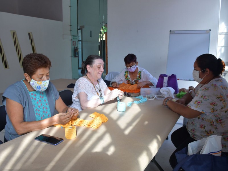 Hay talleres para adultos mayores y niños en Atarazanas
