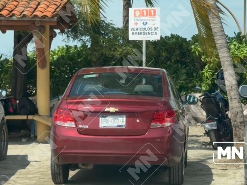 Hay turistas que ignoran reglamento de tránsito; estacionan vehículos en lugares prohibidos