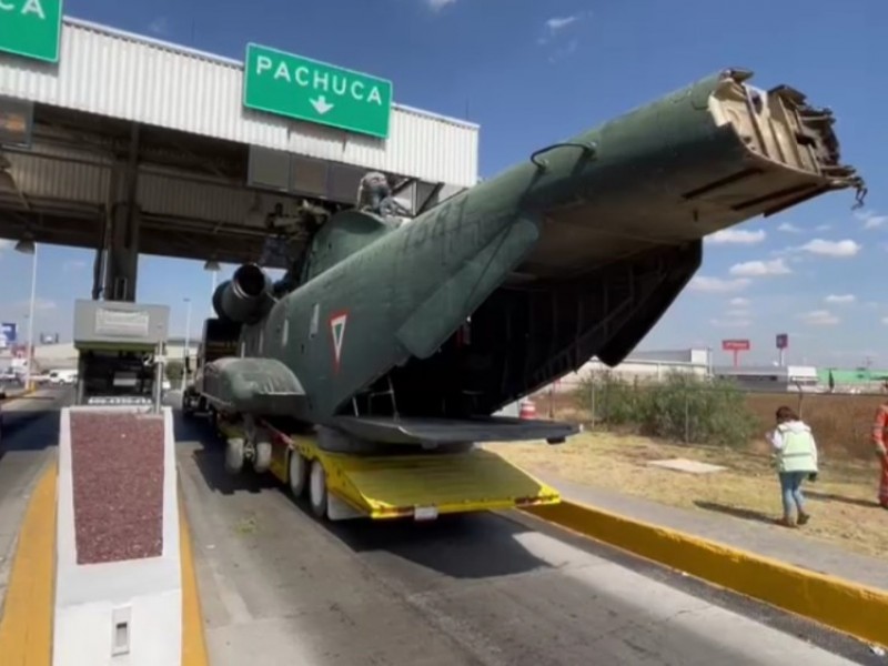 Helicóptero de la Fuerza Aérea se atora en autopista