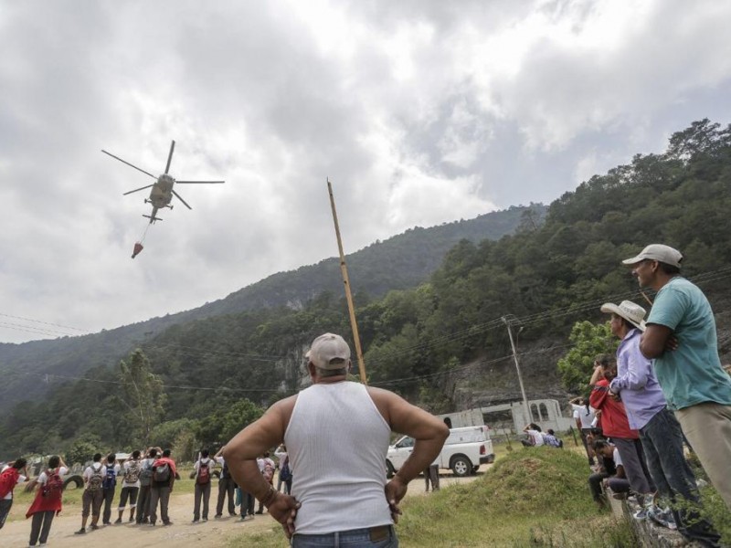 Helicópteros cisterna combaten fuego en Querétaro