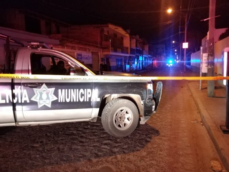 Hombre ataca a policías y resulta herido en tiroteo