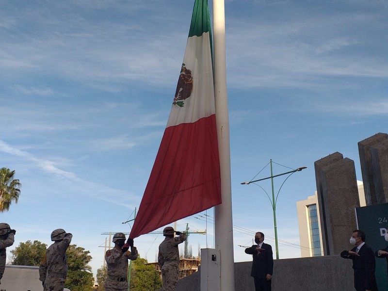 Hermosillenses celebran Día de la Bandera Mexicana