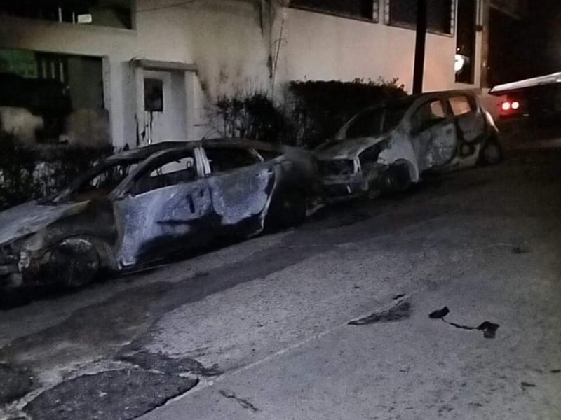 Hieren a hombre a balazos e incendian autos en Acapulco