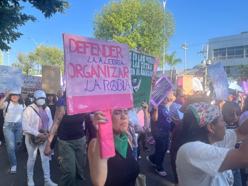 Hombre agrede verbalmente a mujeres durante marcha feminista
