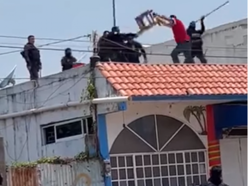 Hombre agresivo fue controlado a palazos y sillazos en Coatzacoalcos