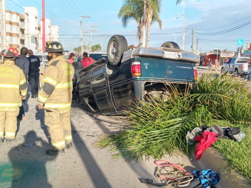 Hombre alcoholizado roba camioneta y termina en volcadura