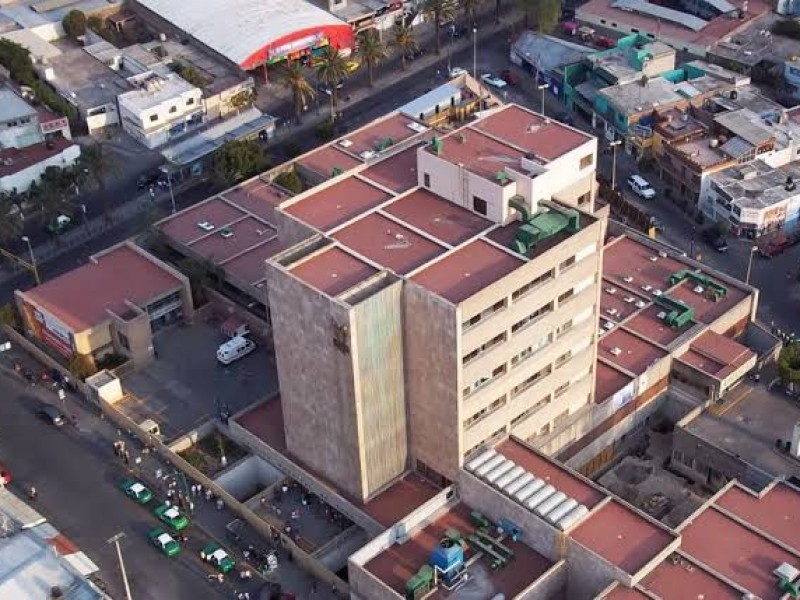 Hombre amenaza con aventarse de último piso del IMSS T-21