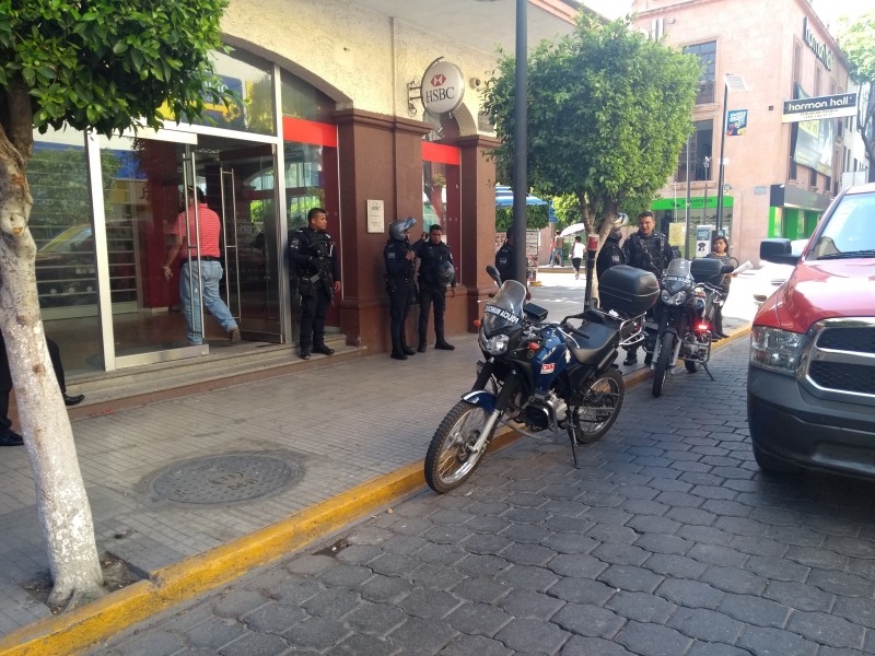 Hombre armado asalta banco en el centro