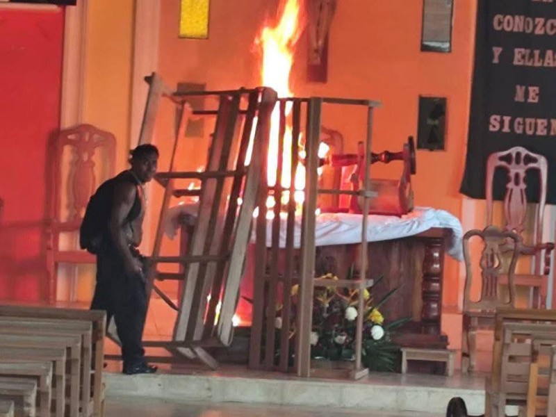 Hombre armado incendia altar en iglesia de San Andrés Tuxtla