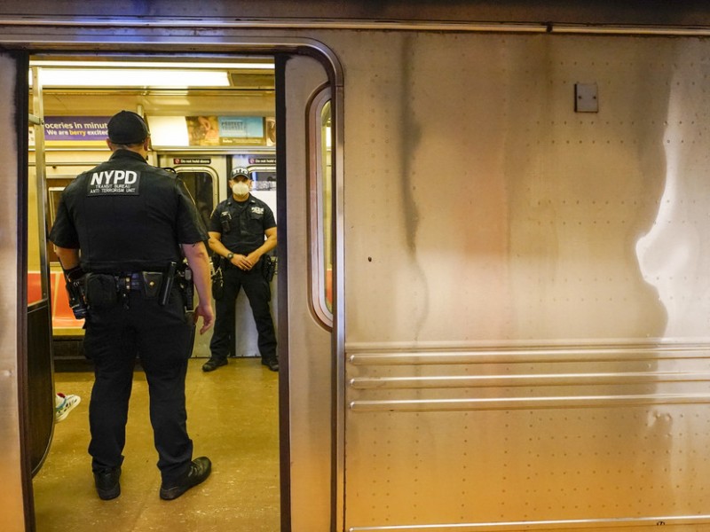 Hombre arroja a mujer al metro de Nueva York