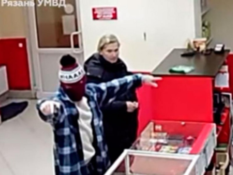 Hombre asalta café ruso con arma de utilería
