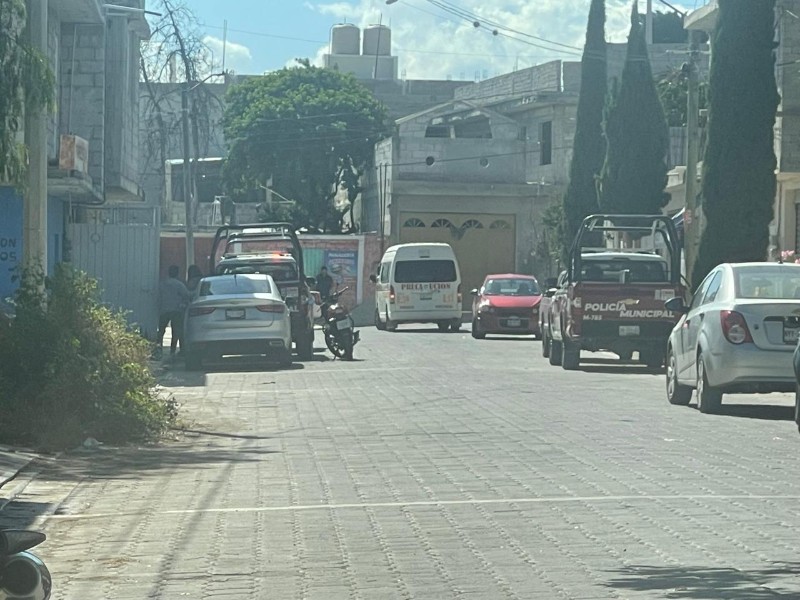 Hombre atenta contra su vida en su casa