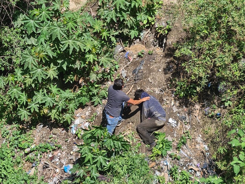 Hombre cae a barranca en Flor del Bosque