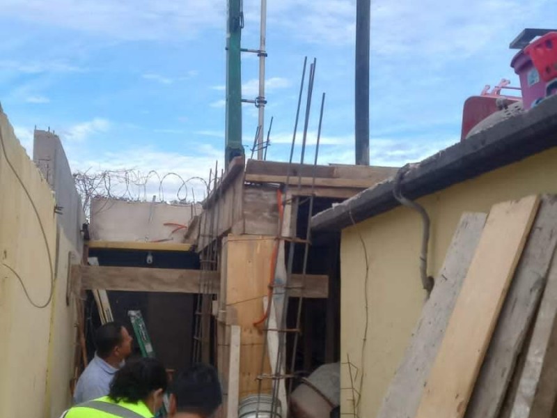 Hombre cae de segundo piso al realizar labores de construcción