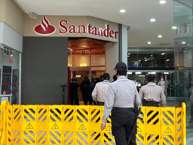 Hombre causa movilización policiaca al encerrarse en banco