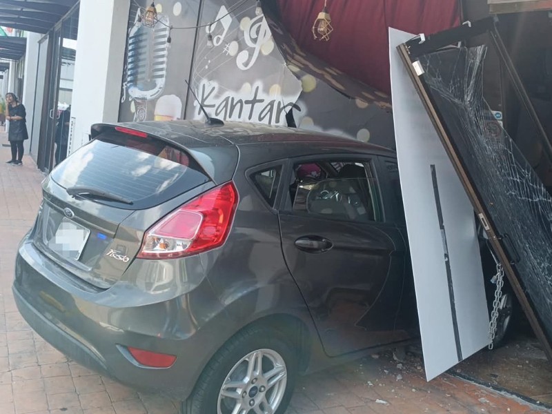 Hombre chocó su camioneta contra bar de La Laborcilla